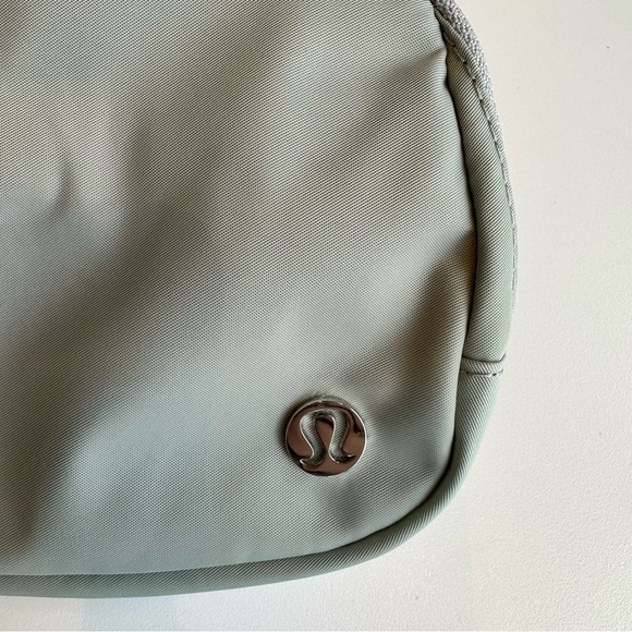 Lululemon x USC Everywhere Belt Bag - Picture 3 of 11